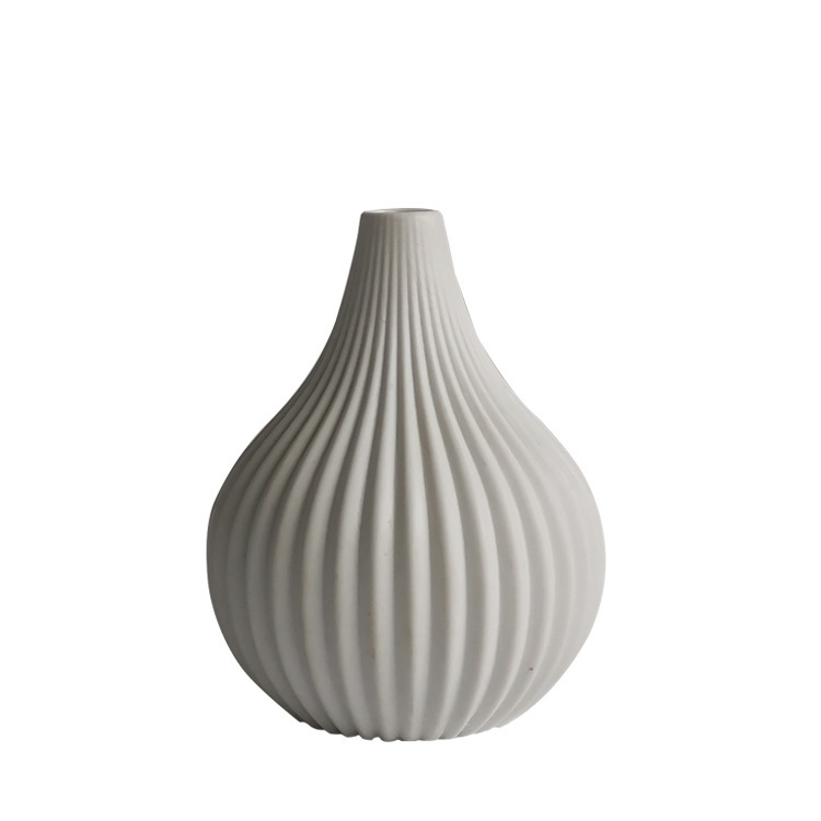 Small vases are used for living room decoration, modern white ceramic vases are used for home decoration racks, loose unique and cute Bohemian vintage rose bud vases are used for coffee table centerpieces